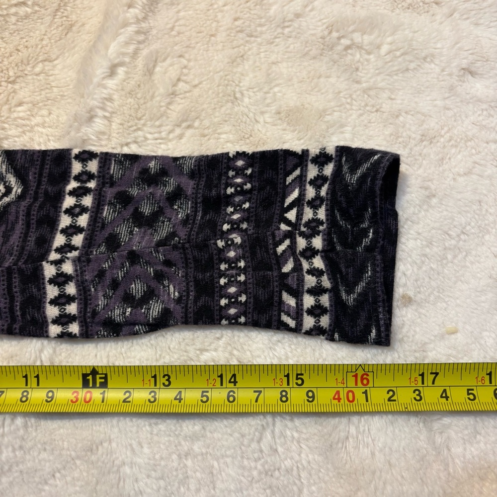 Forever 21 Top Medium Black Gray White Geometric Aztec Tribal Long Sleeves Soft - Picture 13 of 13